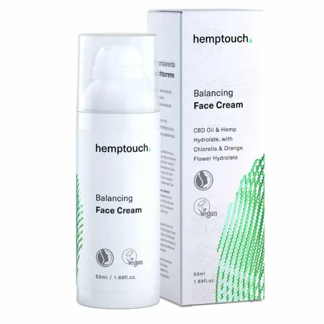 Een fles balancerende gezichtscrème met CBD van Hemptouch naast de doos, met de nadruk op cbd-olie en hennepingrediënten, veganistisch label.