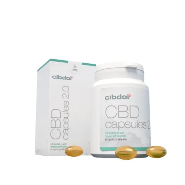 Een flesje Cibdol 5% CBD capsules 2.0 met verpakking en drie capsules op de voorgrond.