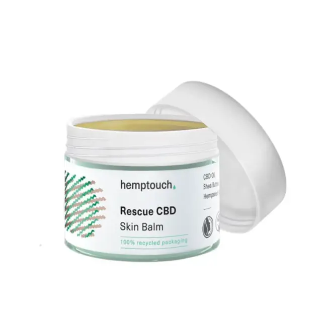 Een geopend potje Weldadige CBD balsem van Hemptouch (200mg CBD/50ml) met het witte deksel opzij gezet. Het etiket benadrukt het CBD-oliegehalte en de 100% gerecyclede verpakking.
