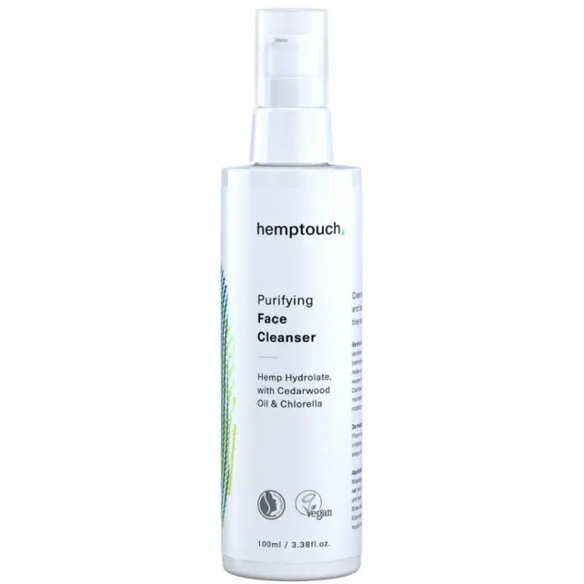 Een flesje Zuiverende gezichtsreiniger van Hemptouch met hennephydraat, cederhoutolie en chlorella, met het opschrift vegan, maat 100 ml.