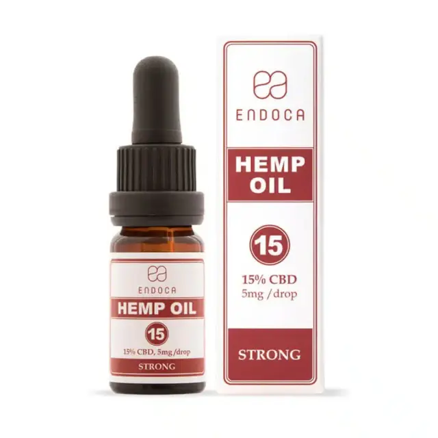 Een flesje en doosje Endoca - Decarb 15% CBD olie (10ml) met een milde smaak, gelabeld als 15% CBD, 5mg/drop, sterke potentie. Op beide staat de merknaam en productinformatie in rood en wit.