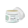 Een geopend potje Weldadige CBD balsem van Hemptouch (200mg CBD/50ml) met het witte deksel opzij gezet. Het etiket benadrukt het CBD-oliegehalte en de 100% gerecyclede verpakking. miniatuur