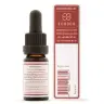 Een klein bruin druppelflesje met de tekst "Endoca - Decarb 15% CBD olie (10ml) - milde smaak" staat voor het doosje, waarop ingrediënten, contactinformatie en een leeg vervaldatumveld staan. miniatuur