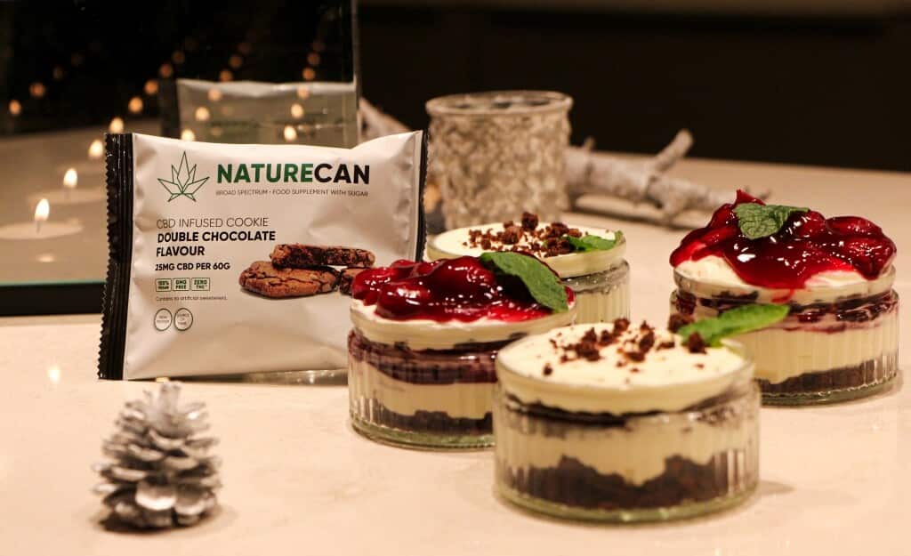 drie toetjes op tafel met een zakje naturecan.
